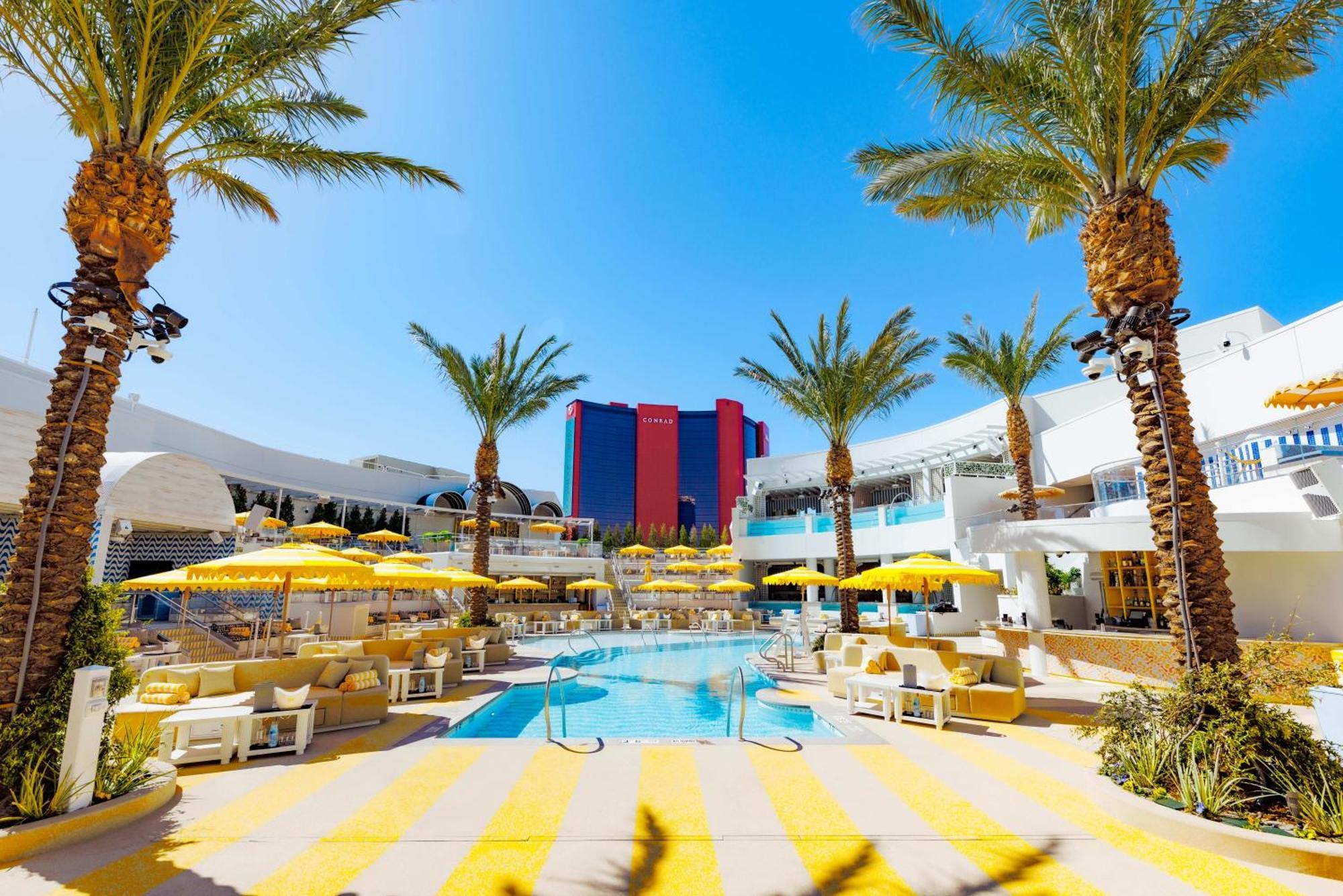Fontainebleau ラスベガス エクステリア 写真 The pool at the Wynn